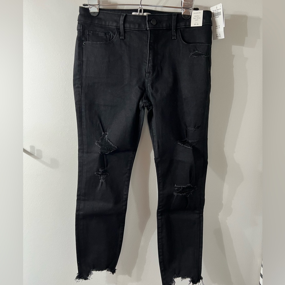 Abercrombie Mid Rise Super Skinny Ankle Jean. 8 Short. Black. NWT. Distressing.